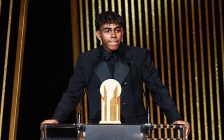 Atacante Lamine Yamal recebe o Prêmio Kopa na Bola de Ouro. (foto: FRANCK FIFE / AFP)