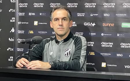 Léo Condé, técnico do Ceará, durante coletiva (Foto: Pedro Cobalea/Lance!)