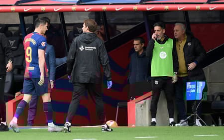 Lewandowski deixa jogo entre Barcelona e Celta de Vigo após sentir dor muscular
