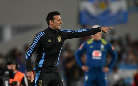 Lionel Scaloni à beira do campo entre Brasil e Argentina