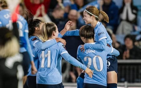 Jogadoras do Manchester City comemoram gol da vitória no Campeonato Inglês Feminino (Foto: Reprodução/Manchester City)