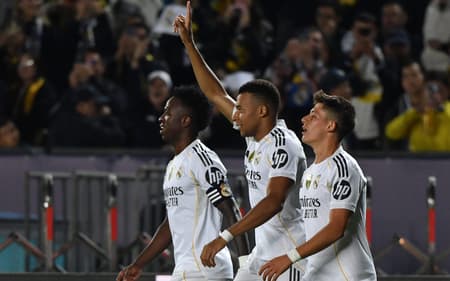 Mbappé comemora gol marcado pelo Real Madrid contra o Kairat, na Champions League