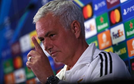 Jose Mourinho na coletiva de imprensa em Stamford Bridge, antes da partida do Benfica, contra o Chelsea, pela Champions League (Foto: Adrian Dennis / AFP)