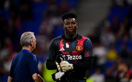 Onana durante aquecimento para o jogo entre Lyon e Manchester United, pela Liga Europa