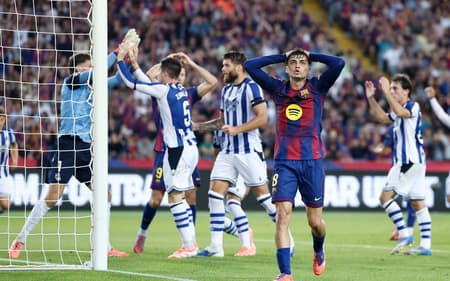 Pedri em ação pelo Barcelona na partida contra o Real Sociedad no Campeonato Espanhol (Foto: Josep Lago / AFP)