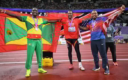 Pódio de lançamento de dardo no Mundial de Atletismo 2025 (Foto: Kirill Kudryavstev/AFP)