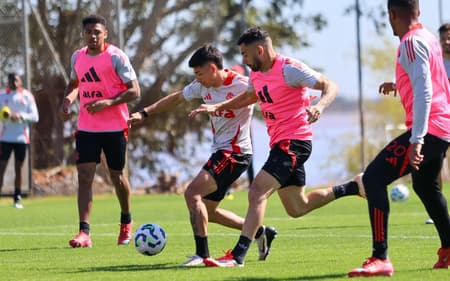 Alan Rodríguez e Bruno Henrique em treino do Internacional