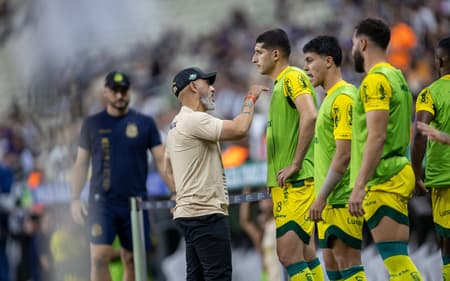 Rafael guanaes tecnico do Mirassol durante partida contra o Ceara no estadio Arena Castelao pelo campeonato Brasileiro A 2025.