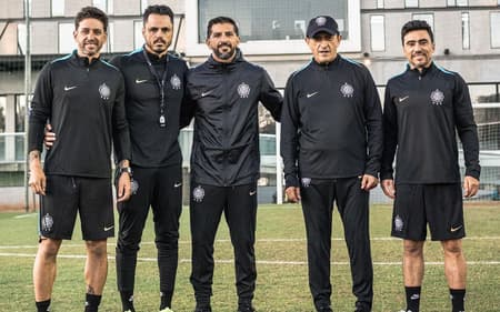 Ramón Díaz e sua comissão técnica na chegada ao Olimpia, em julho