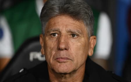 Renato Gaúcho à beira do campo durante Fluminense x Lanús, pela Sul-Americana (Foto: Luis ROBAYO / AFP)