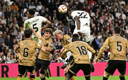 Rüdiger desvia bola ded cabeça e marca o gol da classificação do Real Madrid sobre a Real Sociedad, pela Copa do Rei