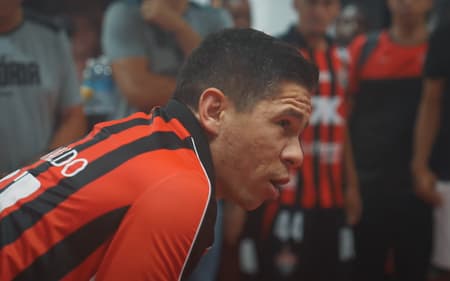 Osvaldo discursa no vestiário do Vitória (Foto: reprodução / TV Vitória)
