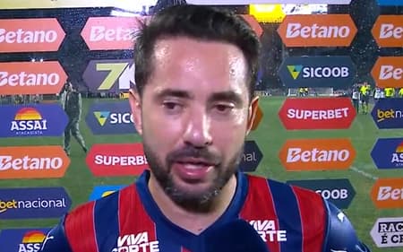 Everton Ribeiro em entrevista no intervalo de Vasco x Bahia (Foto: reprodução / Amazon Prime)