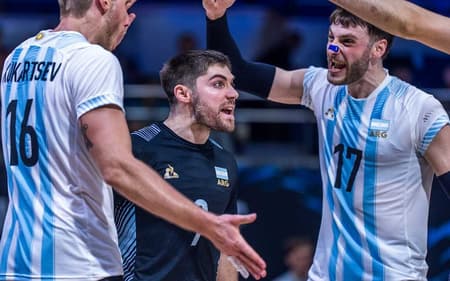 Seleção Argentina comemorando a vitória sobre a França (Foto: Volleyball World)