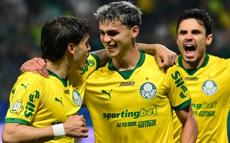 Ramon Sosa, do Palmeiras, comemora seu gol contra o Fortaleza pelo Brasileirão