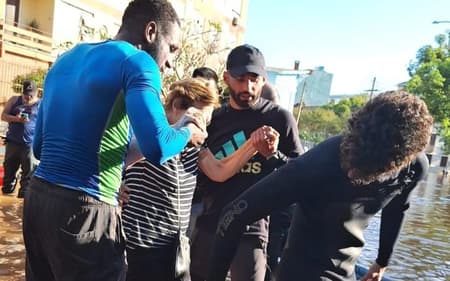 Thiago Maia ajudando vítimas da enchente de 2024