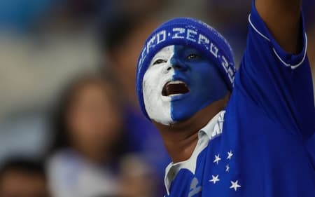 Torcida do Cruzeiro antes da partida contra Libertad no estadio Mineirao