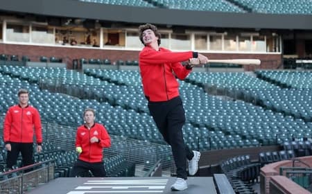 João Fonseca simula jogada de baseball no estádio da Laver Cup (Divulgação)