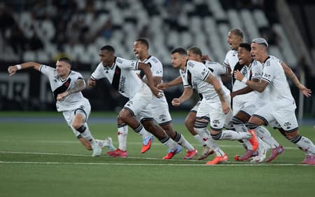Jogadores do Vasco comemoram vitória por pênaltis contra o Botafogo pela Copa do Brasil