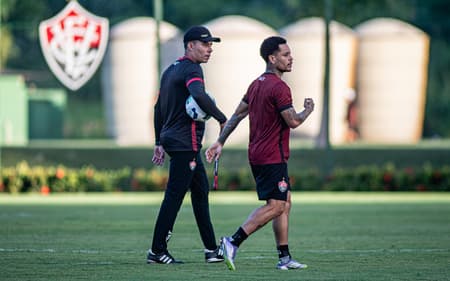 Jair Ventura e Matheuzinho em treino do Vitória (Foto: Victor Ferreira / EC Vitória)