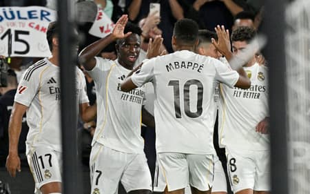 Vini Jr comemora gol do Real Madrid ao lado de Kylian Mbappé (Foto: Jose JORDAN / AFP)