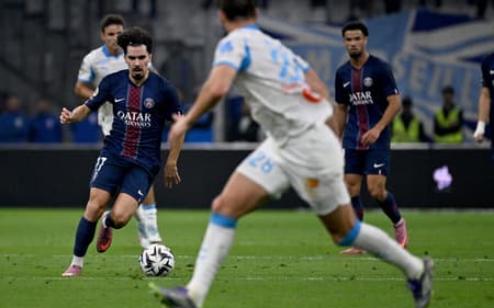Vitinha, no top-10 da Bola de Ouro, em ação contra o Marseille