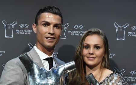 Ao lado de Cristiano Ronaldo, Lieke Martens recebeu prêmio de melhor jogadora do mundo em 2017. (Foto: UEFA/ Divulgação)