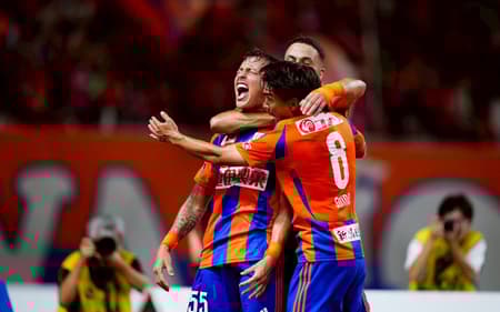Moraes (centro) comemora gol por seu novo clube (Foto: Divulgação)