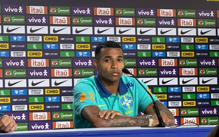 Jean Lucas em entrevista coletiva an Granja Comary (Foto: Leonardo Bessa/Lance!)