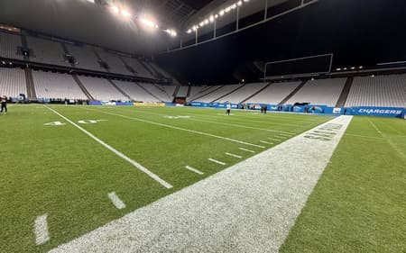 Gramado da Neo Química Arena em jogo da NFL