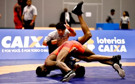 Enzo Pegorette como árbitro dos Jogos da Juventude (Foto: Juliana Ávila/COB)