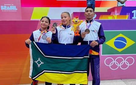 Elohanna Santos (e), Laynne Tolosa e Paulo Kauã, do Amapá, medalhistas dos Jogos da Juventude (Divulgação)