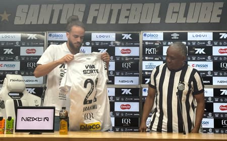 Brahimi é o novo camisa 21 do Santos. Jogador foi apresentado ao lado de Juary. (Foto: Juliana Yamaoka/ Lance!)