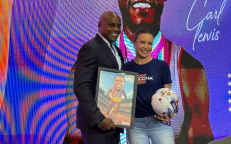 Carl Lewis e Maurren Maggi posaram no palco para celebrar o encontro na COB Expo 2025