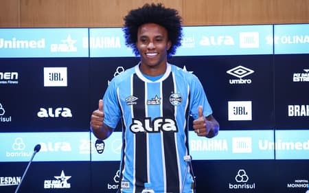 Willian posa para fotos com a camiseta do Grêmio. (Foto: Lucas Uebel/Grêmio FBPA)