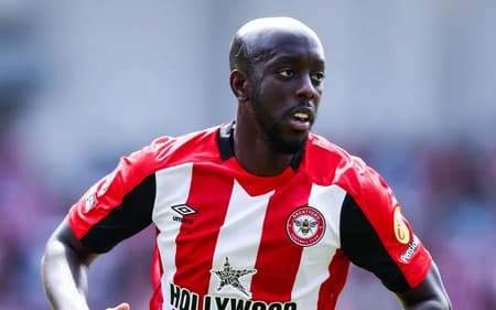 Alvo do Newcastle, Wissa em ação pelo Brentford (Foto: Reprodução/Brentford)