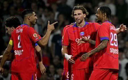 Zabarnyi comemora gol do PSG com Hakimi e Barcola