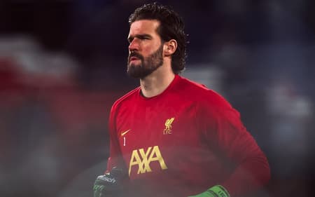 Alisson em ação pelo Liverpool na Champions League