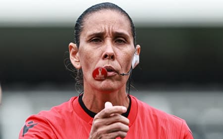 Deborah Cecilia Cruz Correia apita a final do Brasileirão Feminino, entre Corinthians e Cruzeiro
