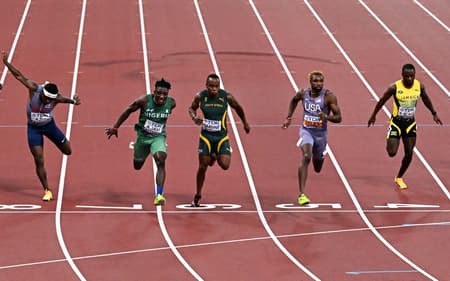 Jeremiah Azu (esquerda) utilizou faixa religiosa durante prova no Mundial