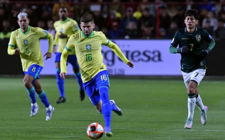 Caio Henrique em ação no jogo do Brasil contra a Bolívia em El Alto pelas Eliminatórias da Copa