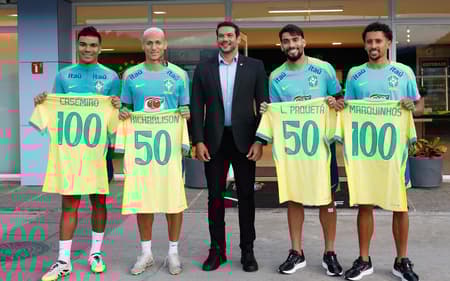 Jogadores da Seleção foram homenageados pela CBF (Foto: Rafael Ribeiro/CBF)