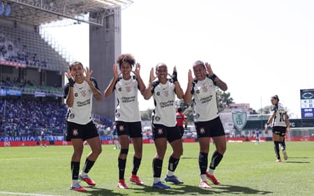 Jogadoras do Corinthians comemoram gol contra o Cruzeiro na final do Brasileirão Feminino
