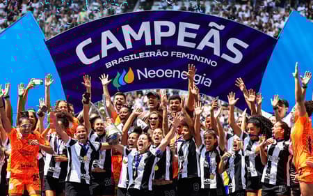 Jogadoras do Corinthians comemoram título do Brasileirão Feminino na Neo Química Arena (Foto: Alan Morici/AGIF)