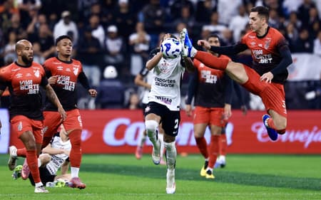 Matheuzinho, do Corinthians, disputa lance com jogador do Athletico-PR durante partida na Arena Corinthians pela Copa do Brasil