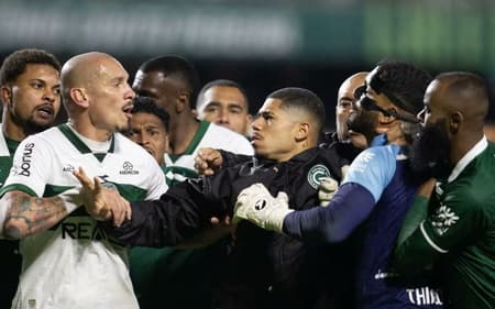 Briga no jogo entre Coritiba e Goiás. (Foto: Hedeson Alves/AGIF)