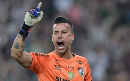 Fábio em ação pelo Fluminense (Foto: Thiago Ribeiro/AGIF)