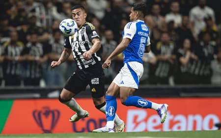 Cuello e Kaiki Bruno disputam bola em Atlético-MG x Cruzeiro pela Copa do Brasil (Foto: Pedro Souza / Atlético-MG)