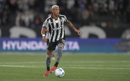 Danilo, do Botafogo, vai passar por exames (Foto: Thiago Ribeiro/AGIF)