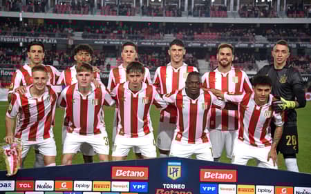 Jogadores do Estudiantes durante jogo do Campeonato Argentino (Foto? Divulgação)